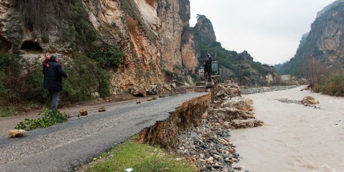 Selden çöken, heyelandan kapanan yol kısmen açıldı