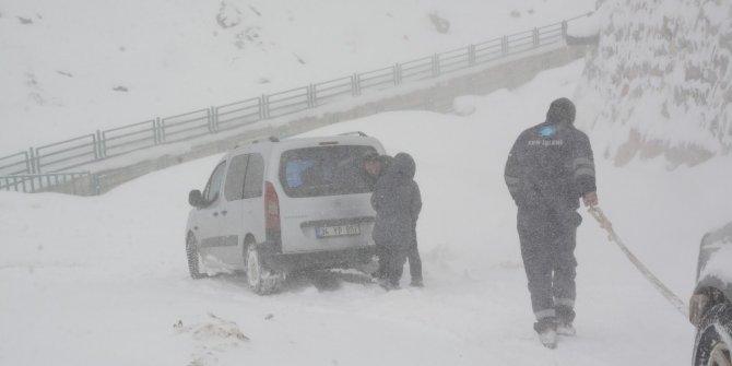 Belediye ekipleri yolda mahsur kalanları kurtardı