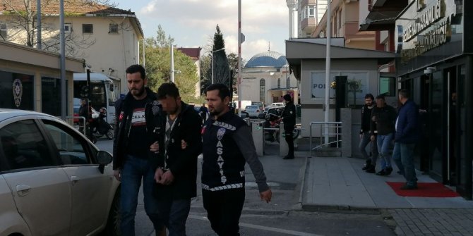 Kirli eldivenden şüphelenen bekçiler 83 bin TL’lik kablo çalan hırsızları yakaladı