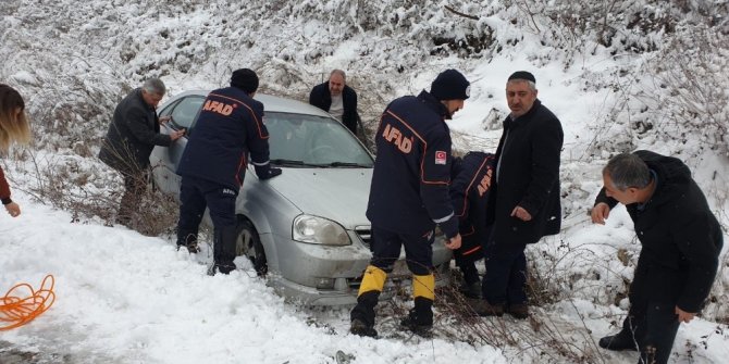 Kayganlaşan yoldan şarampole sürüklenen aracı AFAD ekipleri kurtardı