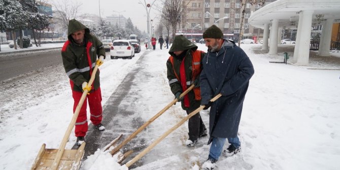 Büyükşehir Belediyesi’nden kaldırım temizleme ve tuzlama çalışması