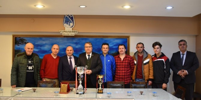 İşitme engellilerden Başkan Çerçi’ye plaket