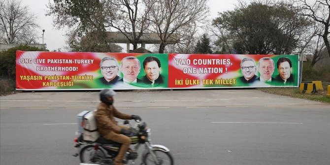 Pakistan’da caddeler Türk bayraklarıyla donatıldı
