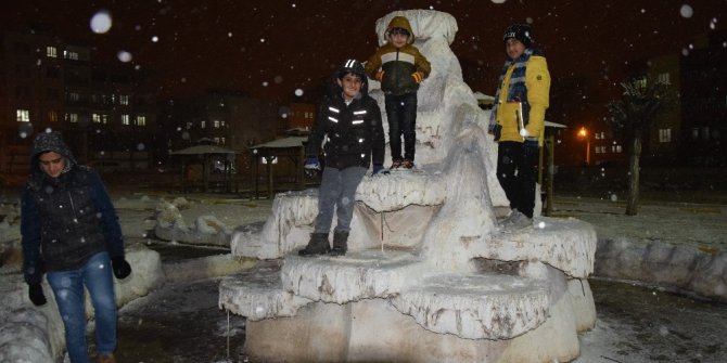 Öğrenciler kar yağışının ve tatilin tadını çıkardı