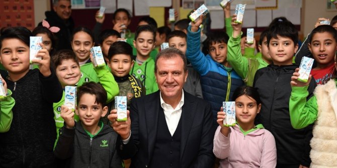 Başkan Seçer, mezun olduğu ilkokulda çocuklara süt dağıttı