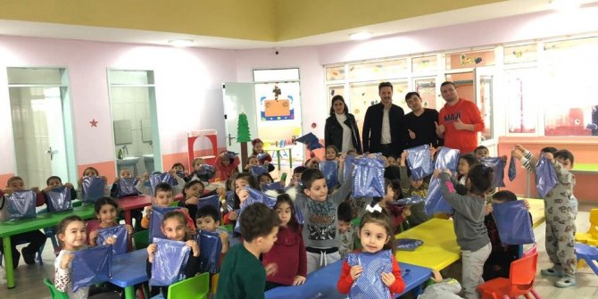 Anaokulu öğrencilerinden deprem mağduru yaşıtları için yardım kampanyası