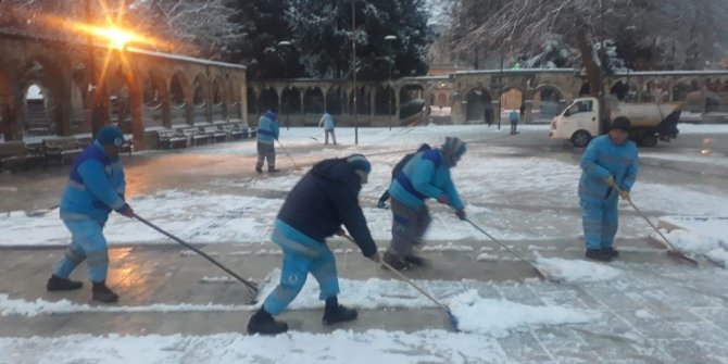 Şanlıurfa’da ekiplerin kar nöbeti devam ediyor