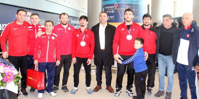 Avrupa Şampiyonasını üçüncü tamamlayan milli güreşçiler yurda döndü