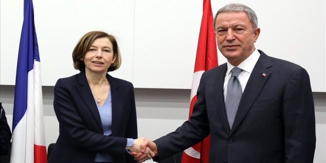 Bakan Akar, Fransız mevkidaşı Parly ile bir araya geldi