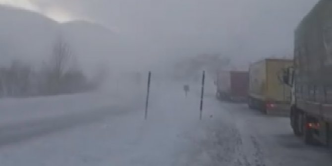 Kayseri- Kahramanmaraş karayoluna çığ düştü