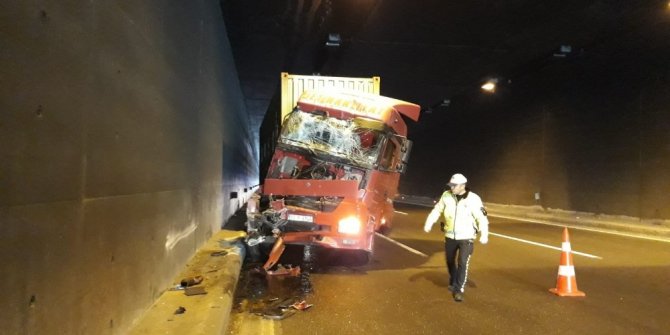 Tünelde tır tıra çarptı: 1 yaralı