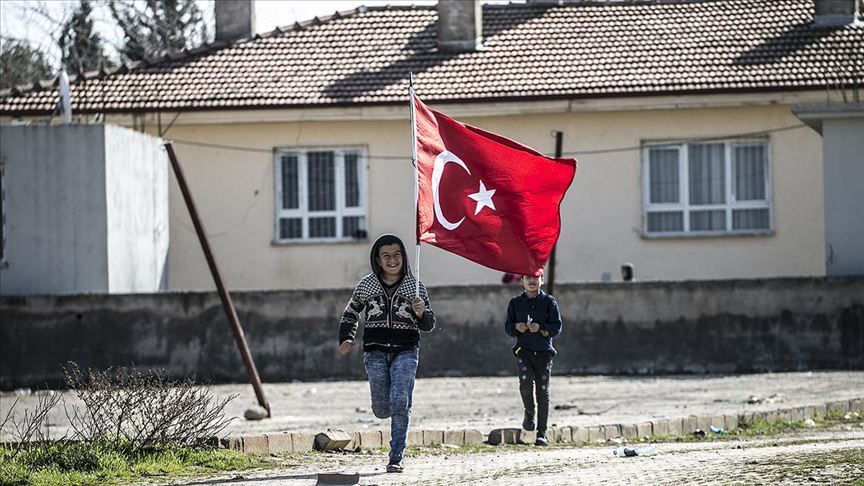 Sınır mahallesi bayraklarla donatıldı