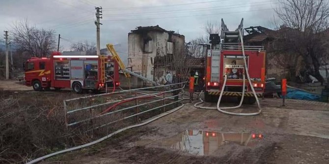 İki katlı ev, yangında kullanılamaz hale geldi