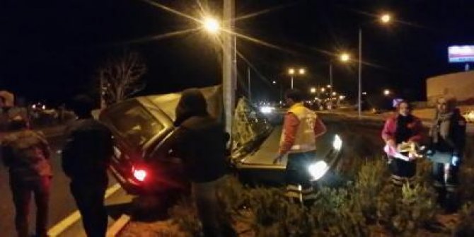 Aydınlatma direğine çarpan 3 çocuk babası sürücü, öldü
