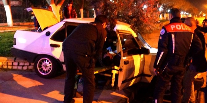 Araçta sıkışan sürücüyü polis ve sağlık ekipleri kurtardı