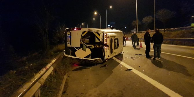 Düğünden dönen aileyi taşıyan minibüs devrildi: 10 yaralı