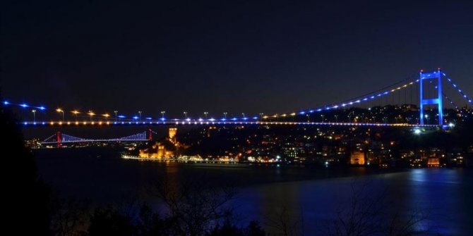 İstanbul'un iki köprüsü Kosova bayrağı renklerine büründü