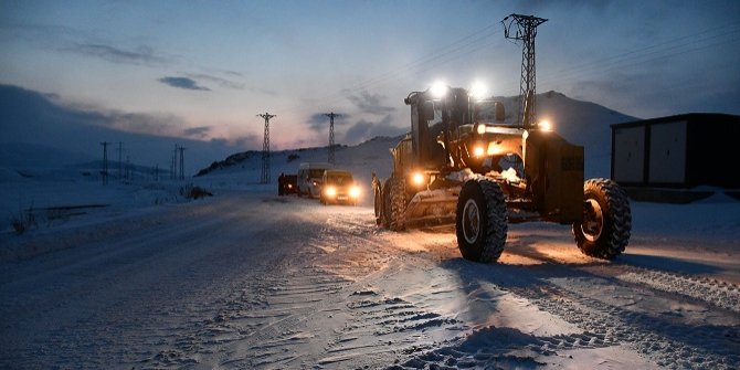 Ağrı'da tipi nedeniyle yolda mahsur kalan 40 kişi kurtarıldı