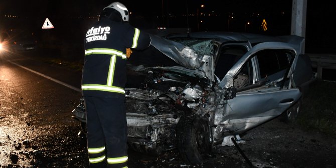 İki otomobil kafa kafaya çarpıştı: 1 ölü, 2 yaralı
