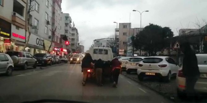 Çocukların trafikte ölümle oyunu kamerada