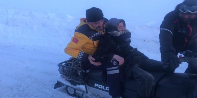 Yaşlı kadın, kar motoru ile ambulansa ulaştırıldı