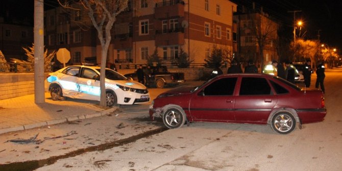 Karaman’da otomobil, polis aracıyla çarpıştı: 3’ü polis 4 yaralı