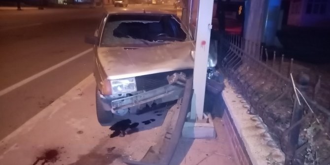 Ters yöne giren araç tabelaya çarptı: 1 yaralı