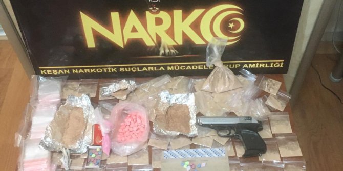 Annesinin kömürlüğüne uyuşturucu saklayan şüpheli ve arkadaşı tutuklandı