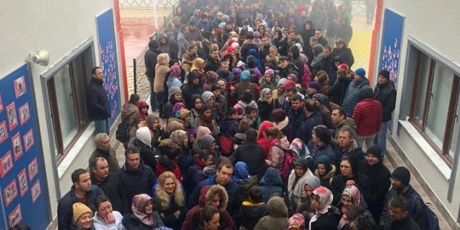 Bu kuyruğun sebebi sadece çocuklarını sınava sokabilmek