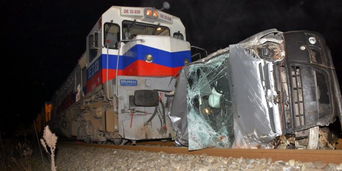Takla atıp, raylara düşen otomobile tren çarptı; sürücü öldü