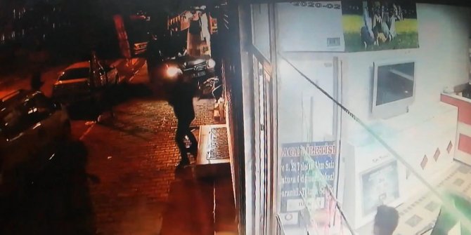 Esenyurt'ta otomobilin iki kadına çarpma anı güvenlik kamerasında