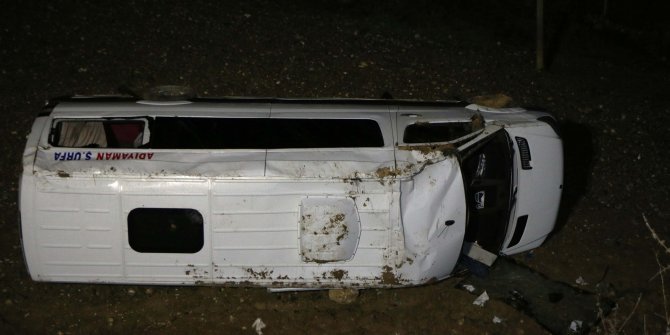 Adıyaman'da yolcu minibüsü şarampole devrildi: 4 yaralı