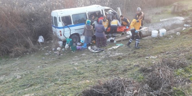 İşçi servisi ile otomobil çarpıştı: 13 yaralı