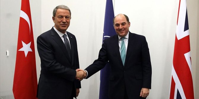 Akar İngiliz mevkidaşı Wallace ile telefonda görüştü