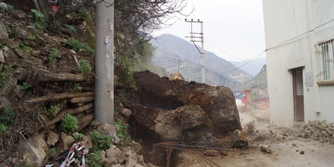 Aydın’da heyelan yol kapattı