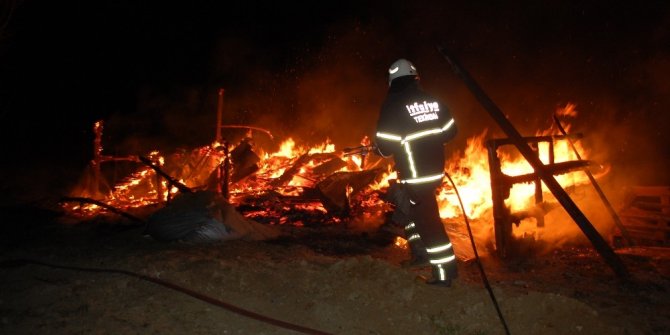 Çöp yakayım derken bağ evini yaktı