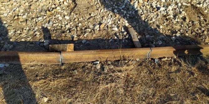 1 tona yakın tren rayı çaldılar, jandarmaya yakalandılar