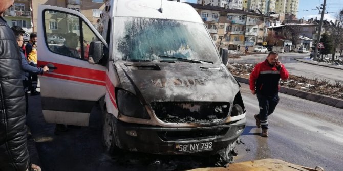 Hasta almaya giden ambulans yandı