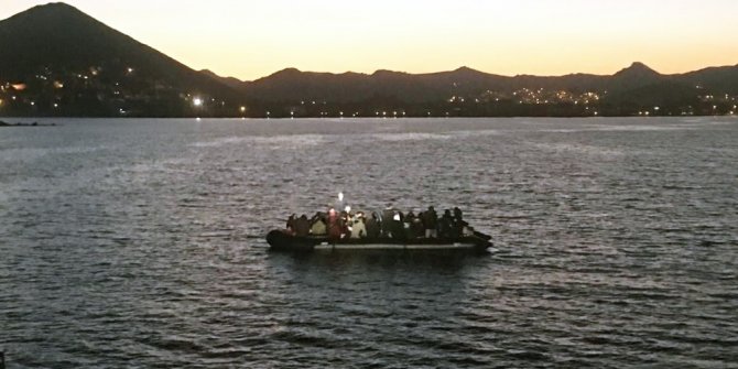 Bodrum’da 48 göçmen su alan tekneden kurtarıldı