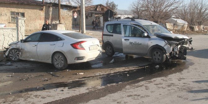 Elazığ’da trafik kazası: 3 yaralı