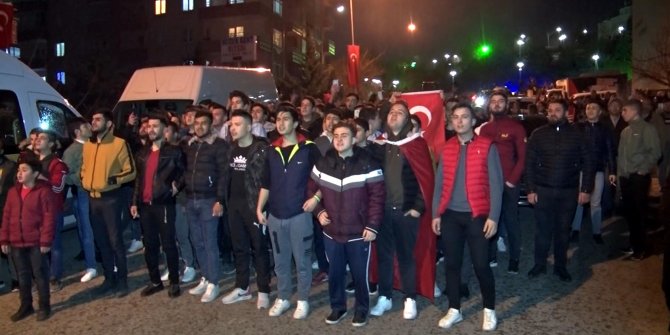 Şehit evinin önünde toplanan binlerce Ankaralı, 'İstiklal Marşı' okudu