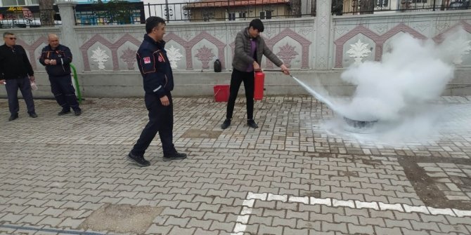 Şuhut’ta öğrencilere deprem ve yangın tatbikatı