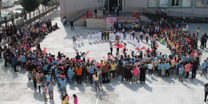 İstiklal Marşı’nı okuyan ikiz kardeşler beğeni topladı