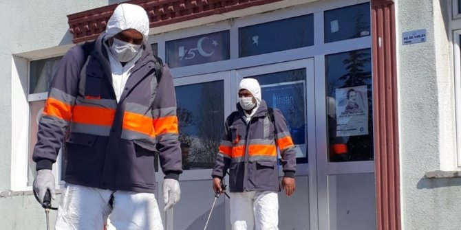 Yunak’ta korona virüsüne karşı ilaçlama çalışmaları devam ediyor