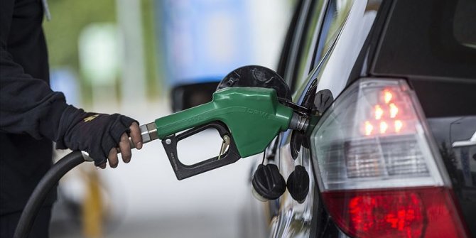 Benzine 8 kuruş zam, otogaza 95 kuruş indirim