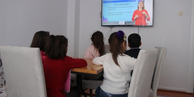 Çocuklar EBA ile ilk derslerini almaya başladı