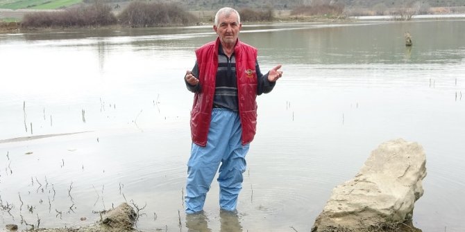 Ölmüşlerine dua etmek için gölün içine giriyorlar