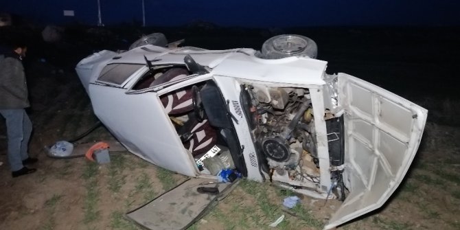Aksaray’da otomobil tarlaya uçtu: 1’i çocuk 4 yaralı