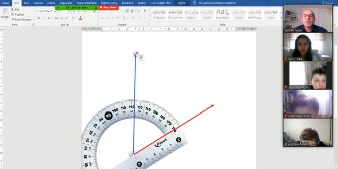 Öğrencilerine telekonferansla ders veriyor
