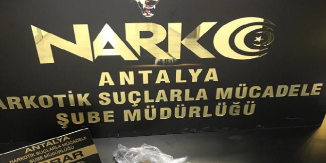 Havalimanında yolcunun üzerinden uyuşturucu çıktı